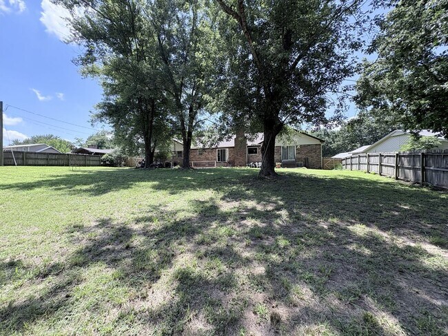 Building Photo - Remarkable 4 bed 2.5 bath w/ basement in Siloam Springs