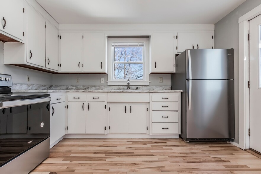 Kitchen - 221 Bridge St
