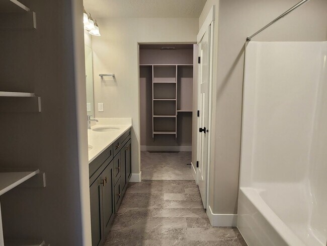 Building Photo - Beautiful  End Unit Townhome In Herriman