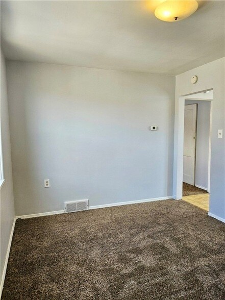 Building Photo - 627 5th Ave