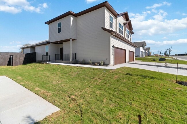 Building Photo - Want luxury living in the Far West ...Look...