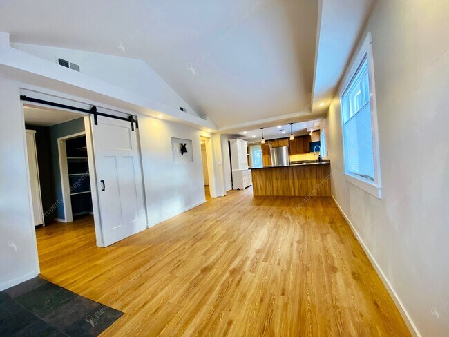 Building Photo - Charming 2 BR in downtown Bend - flexible ...