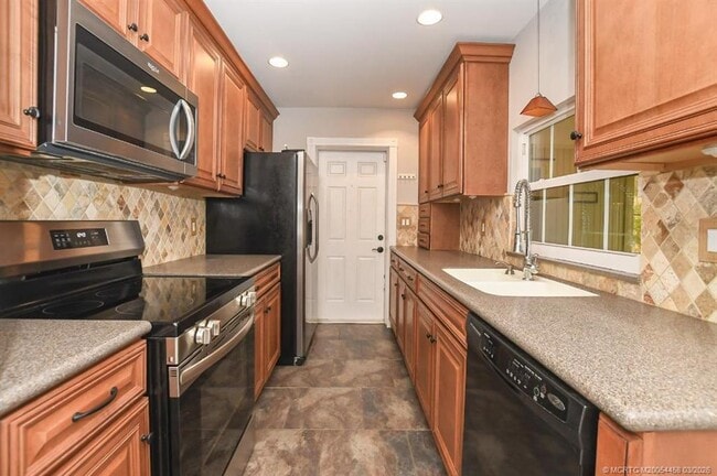 Building Photo - 1365 SW Gastador Ave