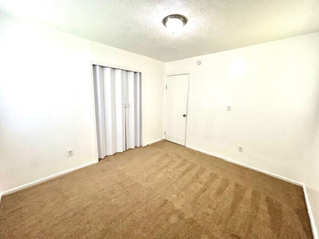 Building Photo - 3 BEDROOM/ 1 BATH COTTAGE WITH LARGE BACK ...