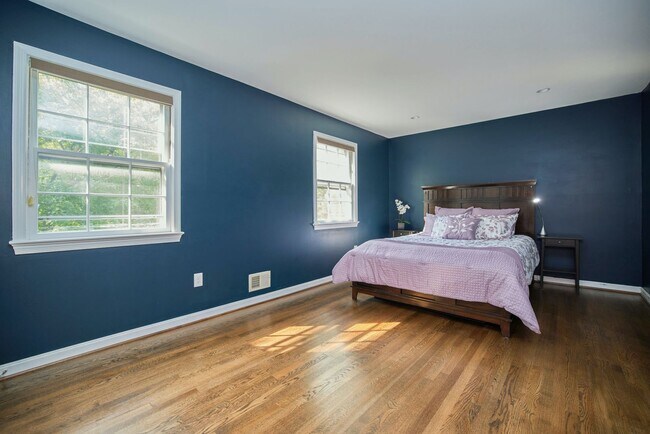 Building Photo - Stunning 3 Bed 2.5 Bath Townhome In Vibran...