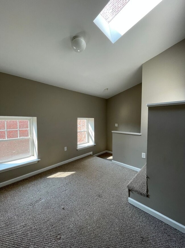 Building Photo - Cozy One Bedroom Townhome w/ All Amenities...