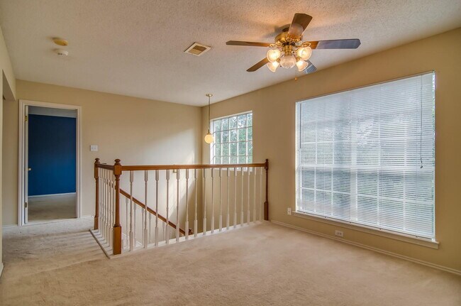 Building Photo - Wonderful 4BR/2.5 Bath in Encino Park -- D...
