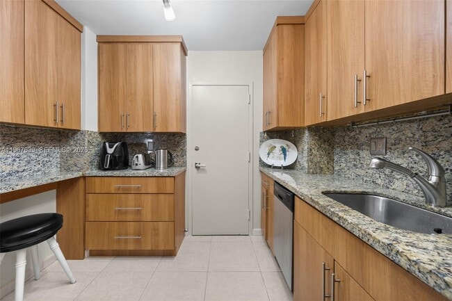 Building Photo - 300 Bayview Dr