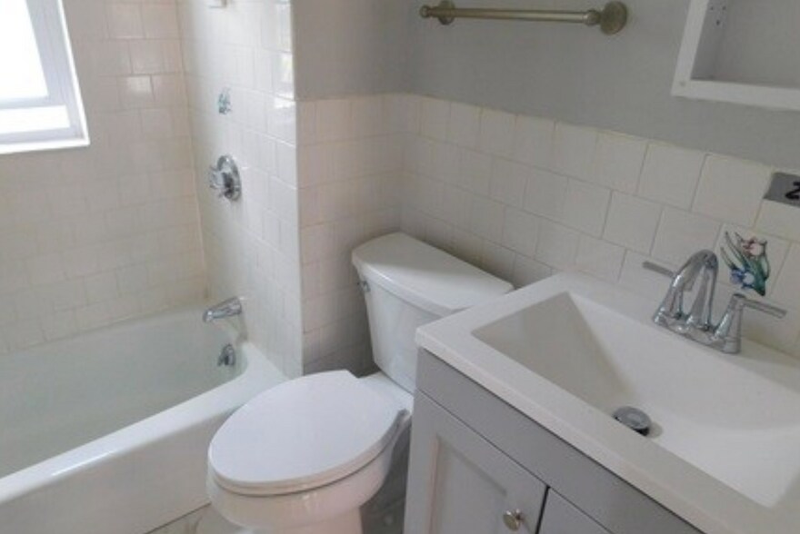 Building Photo - 168 River St