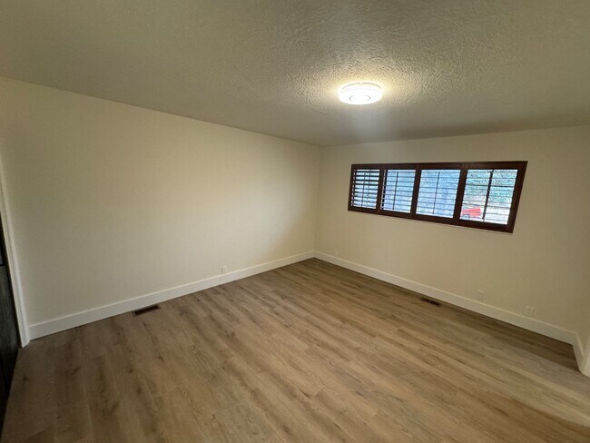 Building Photo - 910 620 E