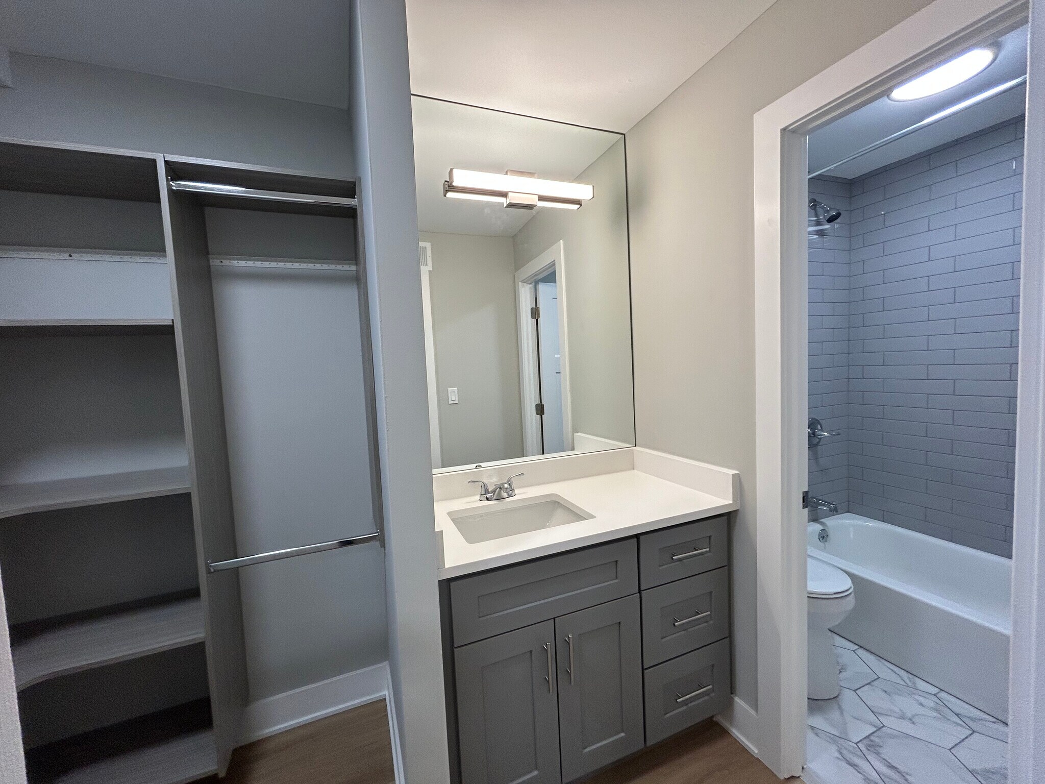 Building Photo - 1254 N La Salle Dr