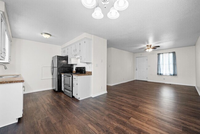 Building Photo - 3 Bedroom Pet Friendly Home For Rent!