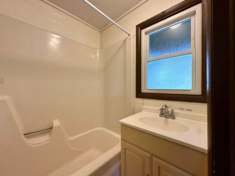 Building Photo - 154 Elmwood St