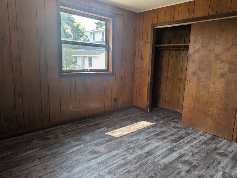 Building Photo - 310 River Ave E