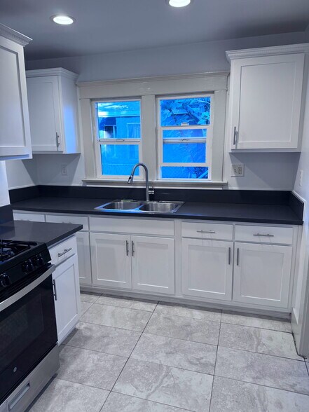 Primary Photo - 174 W 43rd St