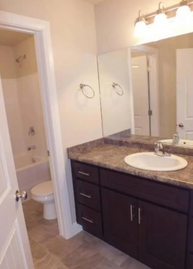 Building Photo - Charming 3 Bedroom Townhome with 2.5 Baths & 2 Car Garage in Cedar City, Utah!