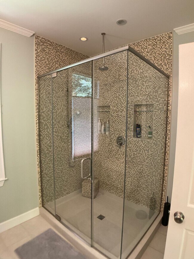 Building Photo - Executive Home in The Heart of Chapel Hill!