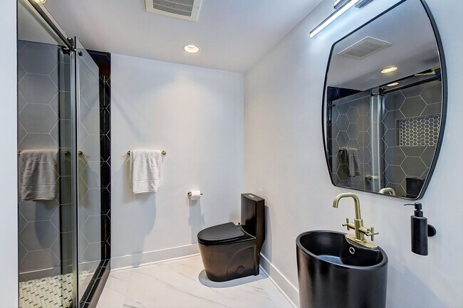 Building Photo - Modern High End Luxury Condo in Uptown Charlotte