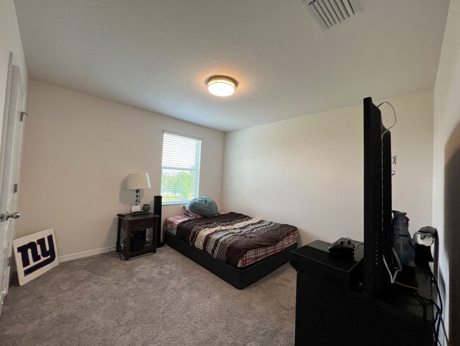 Building Photo - Almost new 5-bedroom, 3-bath home ready to...