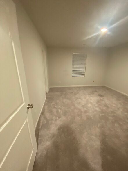 Building Photo - 427 Silo Ct