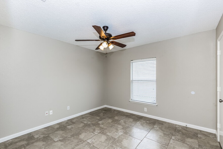 Building Photo - 8500 Cove Meadow Ln