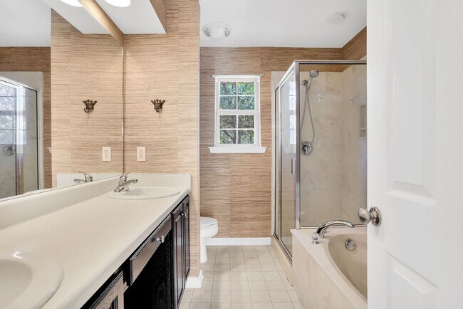 Building Photo - 3 bedroom 2.5 bath townhome in Carriage Sq...