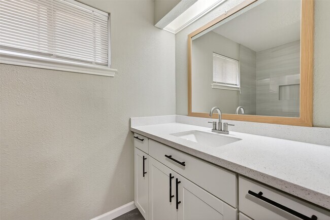 Building Photo - 4002 Cedar Ridge Ct