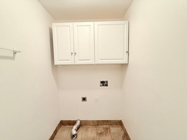 Building Photo - 3-Bedroom Pool Home - Half-Acre Lot