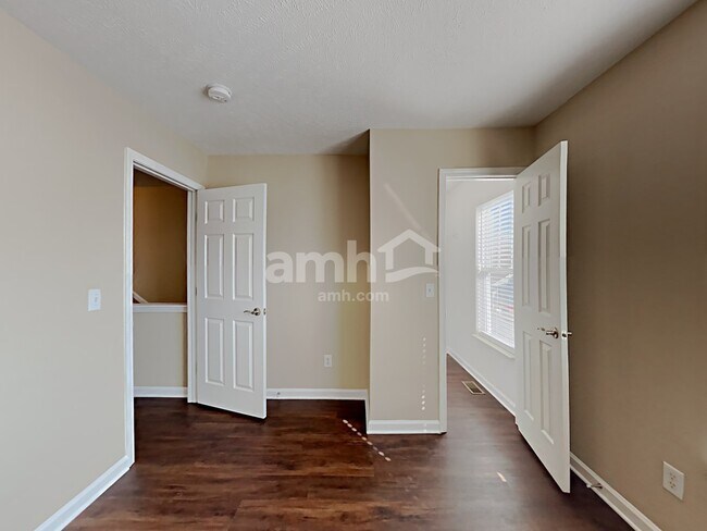 Building Photo - 4568 Hawthorn Dr