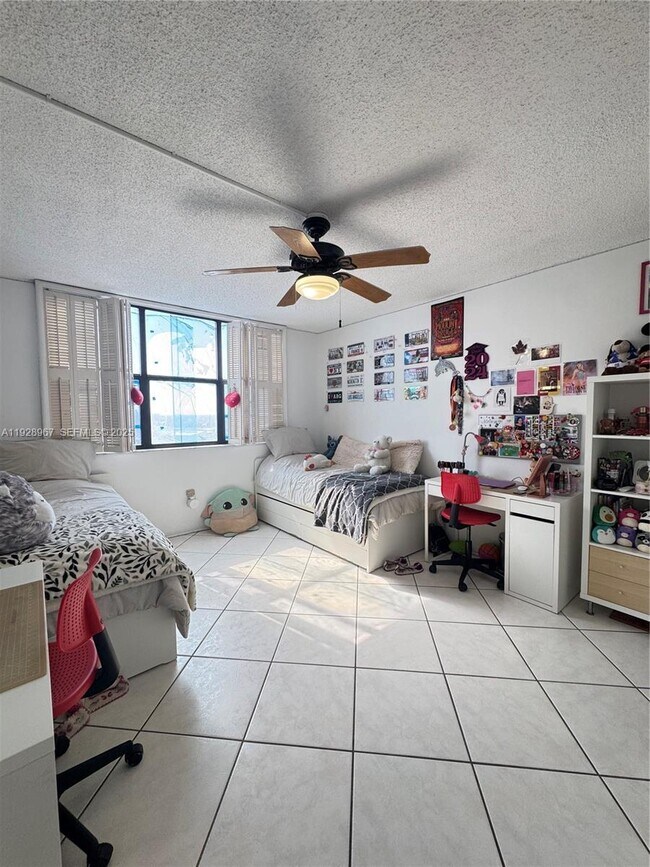 Building Photo - 20100 W Country Club Dr