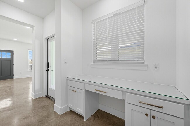 Building Photo - Brand New Custom 3 bedroom home in Granbury!