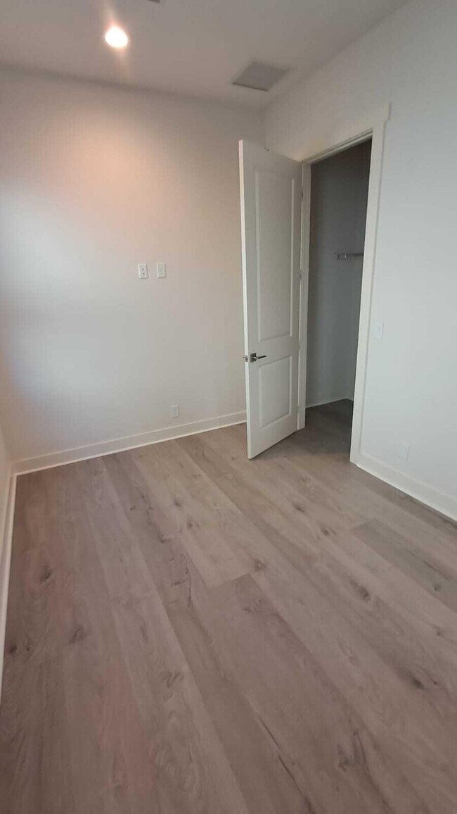 Building Photo - 9346 Crestview Cir