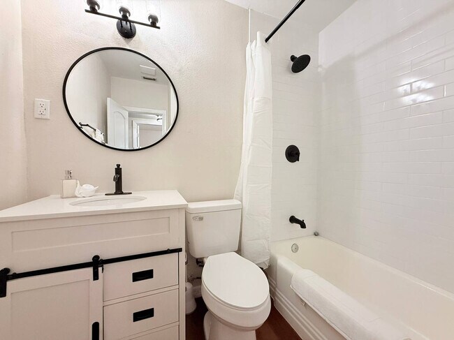 Building Photo - 904 15th St NE