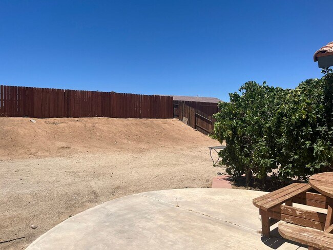 Building Photo - 3 bedroom 2 bathroom Home available in Vic...