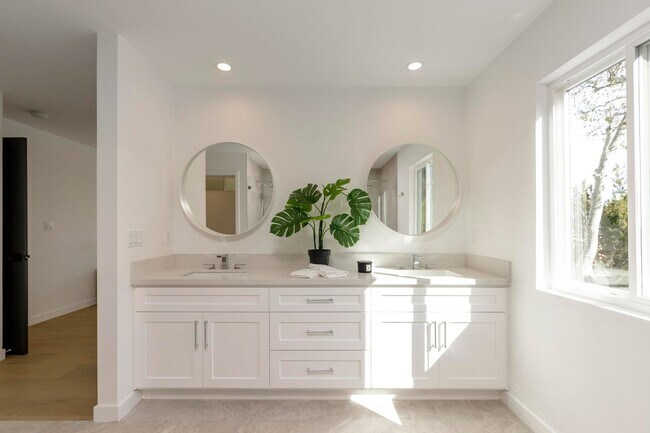 Building Photo - **3900 Paseo De Las Tortugas Torrance** Spacious 4 bedroom 3 bath with beautiful view!