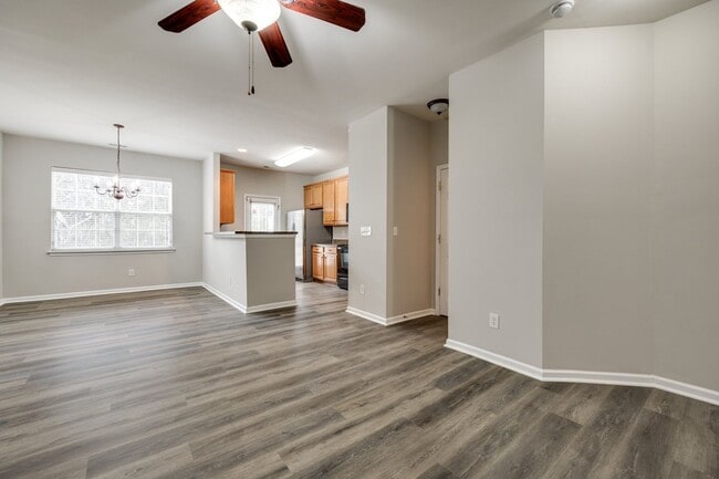 Building Photo - Location, Location, Location! 3 Bedroom 2....