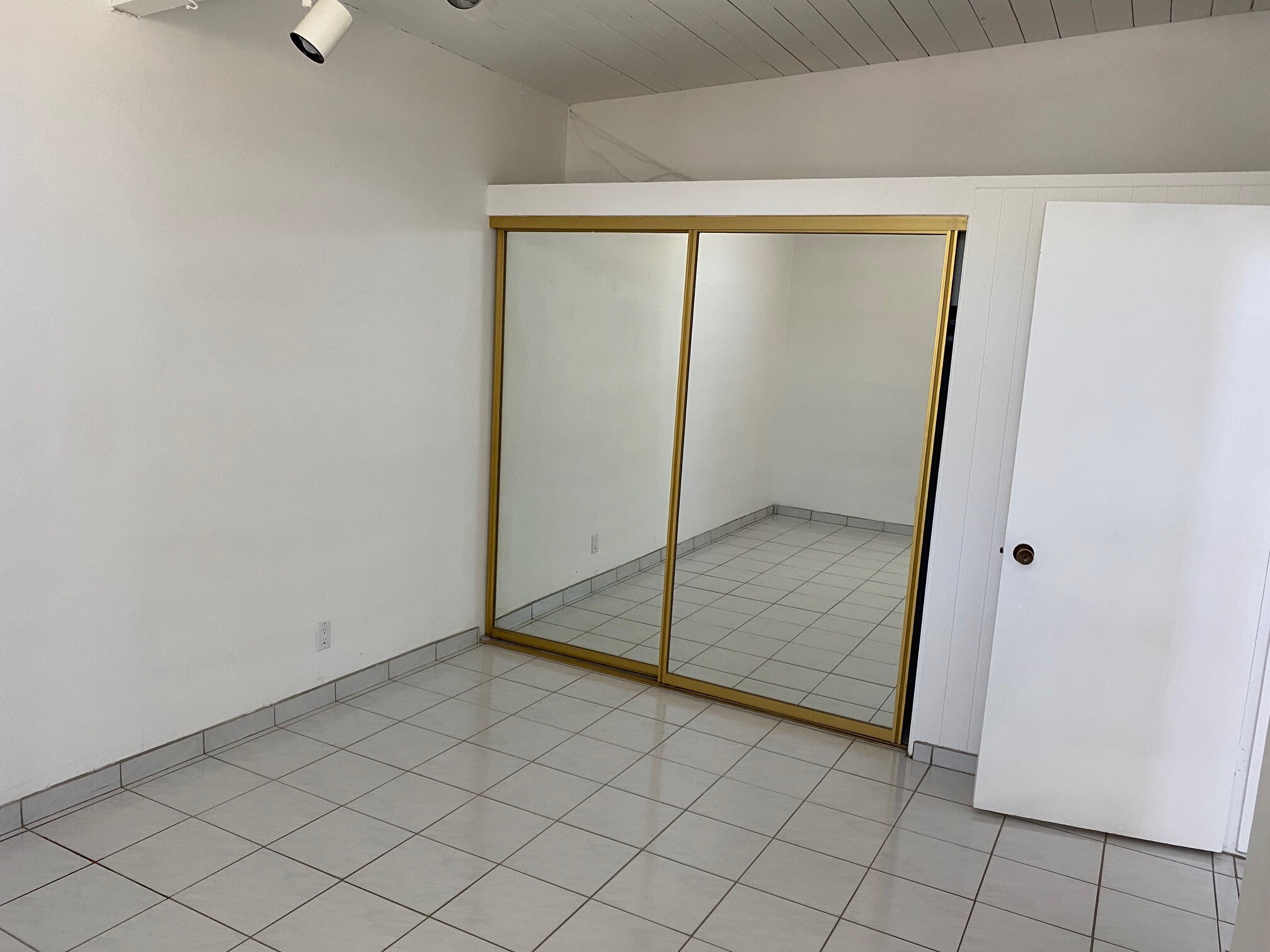 Building Photo - 601 E Racquet Club Rd