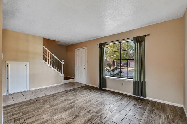 Building Photo - 1706 Longview St