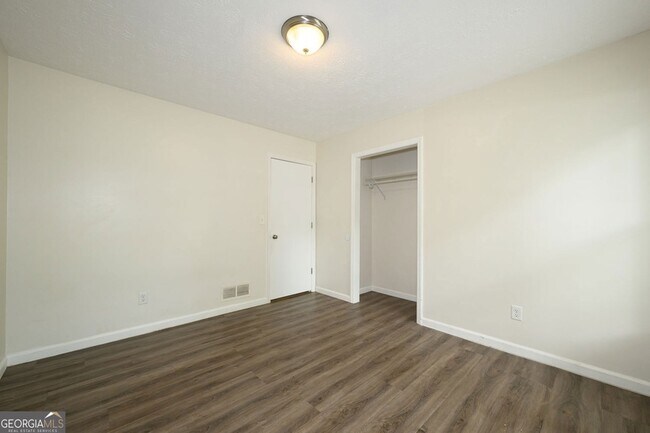 Building Photo - 2100 Whitebluff Way