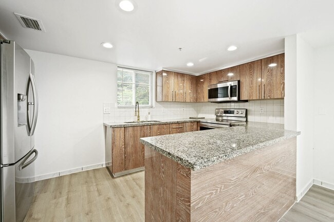 Building Photo - Newly Renovated 2 bed and 3 bath Townhome ...