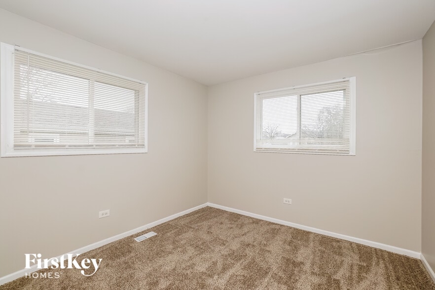 Building Photo - 660 Sullivan Ln