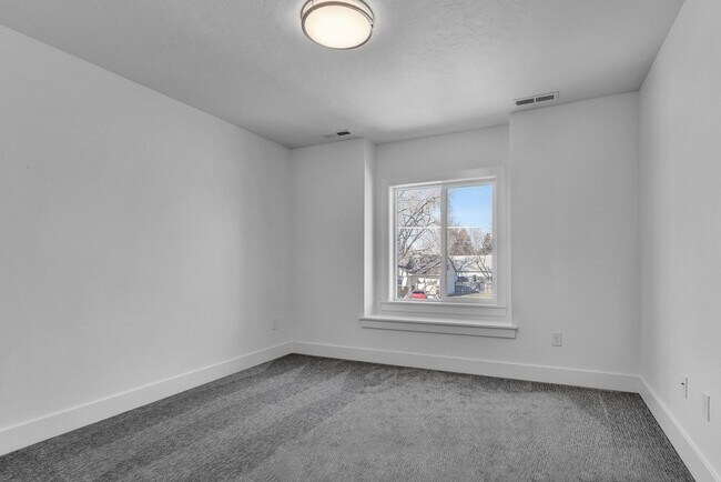 Building Photo - Modern Comfort & Rustic Charm in Prime Boi...
