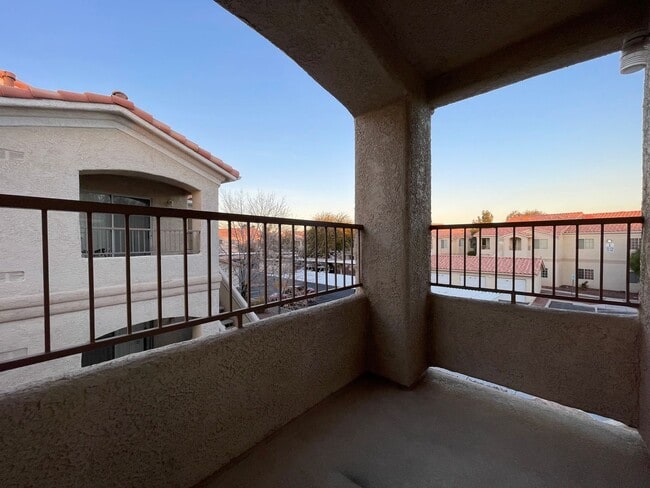 Building Photo - 2 BED 2 BATH CONDO IN GATED COMMUNITY!