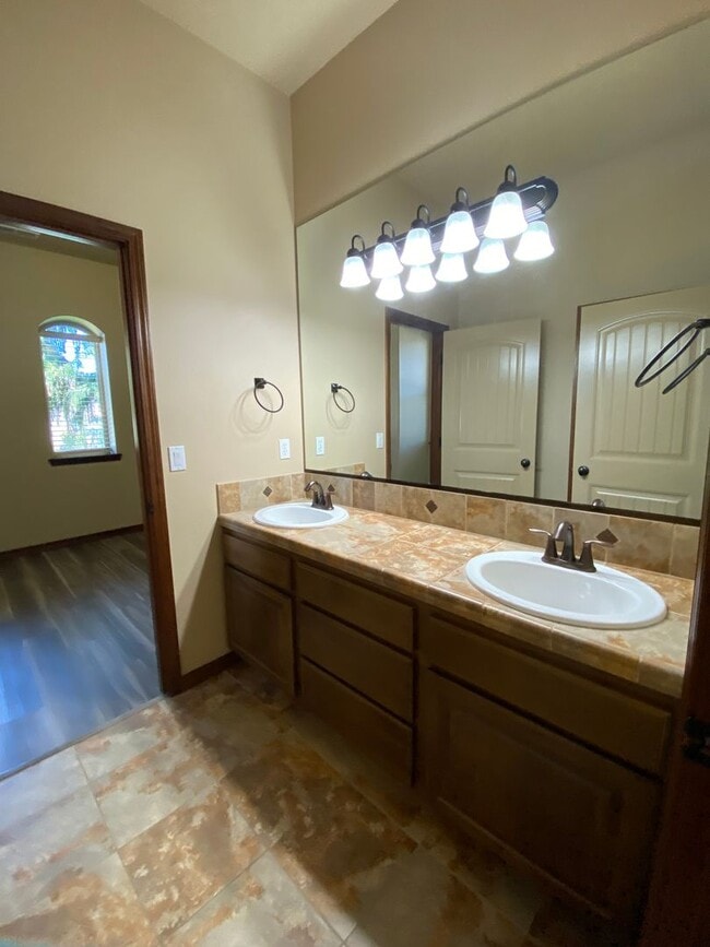 Building Photo - Beautiful, One Level Living in South Richland!