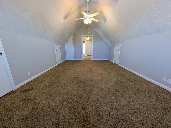 Building Photo - 124 Green Vale Dr