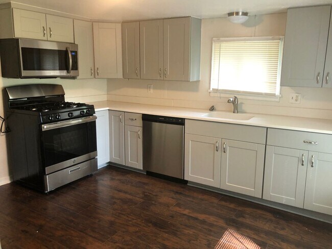 Building Photo - 2BR Renovated House