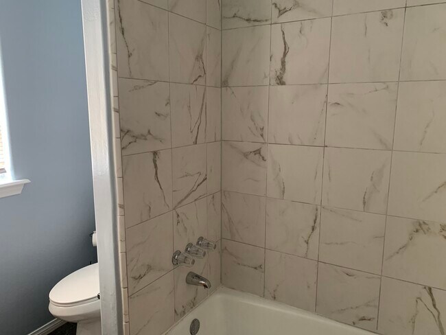 Building Photo - 2224 Ruhland Ave