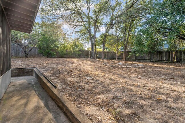 Building Photo - 2800 Westhill Dr