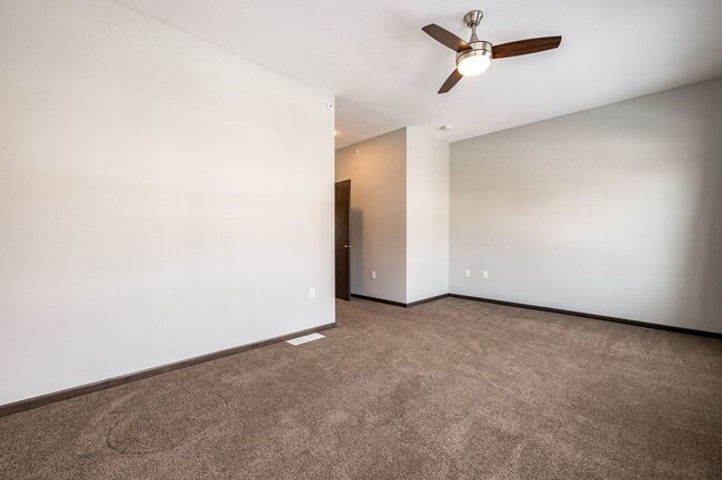 Building Photo - Spacious Townhome In The Kingston Neighborhood