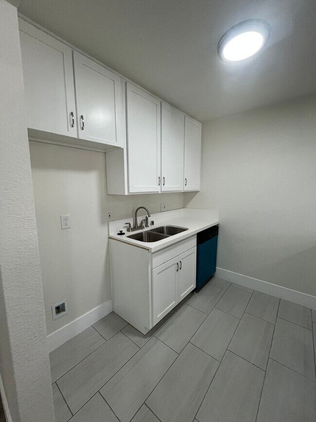 Building Photo - Downstairs unit available at The Arbors! M...